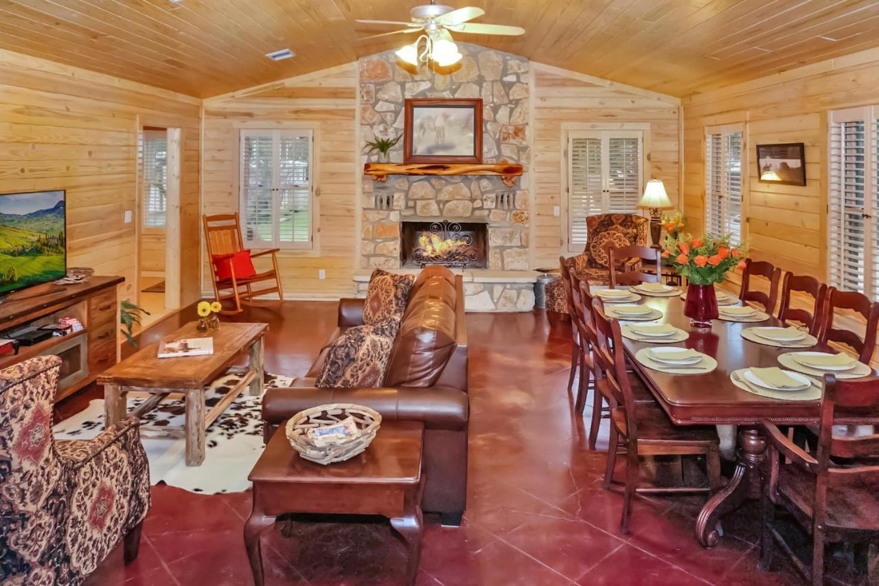 Wimberley Log Cabins Resort And Suites- The Oak Lodge Esterno foto