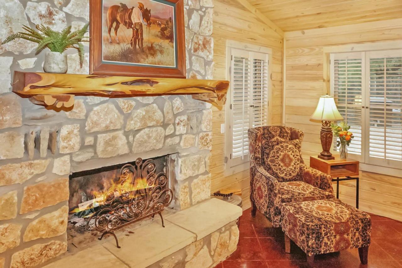 Wimberley Log Cabins Resort And Suites- The Oak Lodge Esterno foto