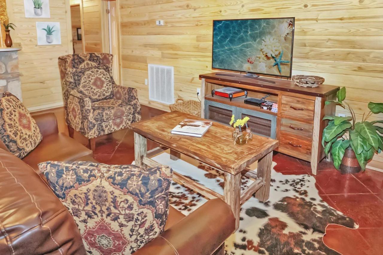 Wimberley Log Cabins Resort And Suites- The Oak Lodge Esterno foto