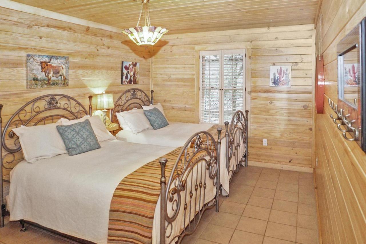 Wimberley Log Cabins Resort And Suites- The Oak Lodge Esterno foto